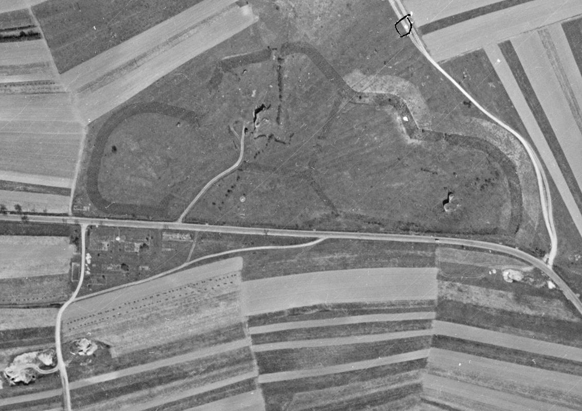 Ligne Maginot - Ouvrage d'infanterie du MOTTENBERG - En haut, les trois blocs de l'ouvrage. Notons la cellule de réseau de barbelés à gauche qui correspond à la position de la future tourelle de 135mm.

En dessous de l'ouvrage, on aperçoit les traces des soubassements de batiments du casernement de temps de paix.