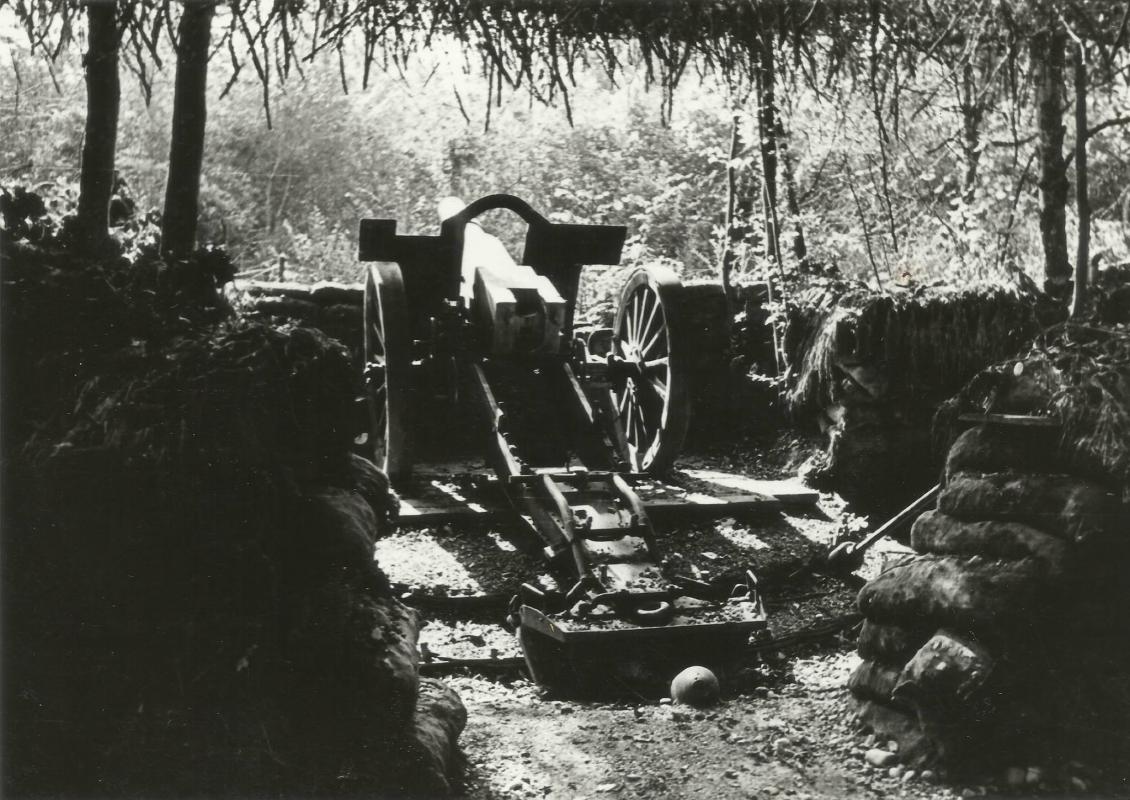Ligne Maginot - Pièce de 155C Saint-Chamond mle 1915 - L'une des pièces du II° groupe du 159°RAP en position dans la foret de la Hardt.
La pièce a été sabotée lors du repli du 159° RAP, la photo prise par les allemands en 1940