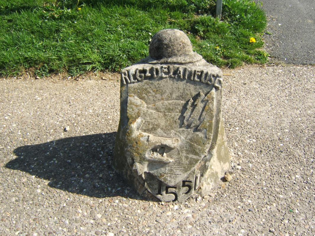Ligne Maginot - MOUZON - (Cité Cadres) - Stèle à l'entrée, côté gauche, représentant le blason du 155° RIF