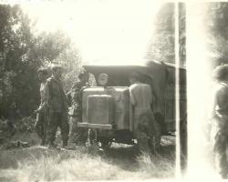 Ligne Maginot - TETE DE CHIEN - FORT MASSENA (6° BIE - 157° RAP) - (Position d'artillerie préparée) - Soldats américains autour d'un camion italien abandonné