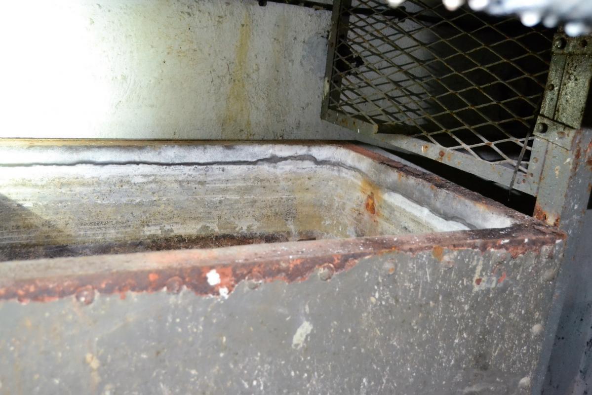 Ligne Maginot - OBERHEIDE - A14 - (Ouvrage d'infanterie) - Réservoir d'eau au sous-sol de la chambre de tir Nord-Ouest, vu de l'escalier reliant les deux niveaux. Remarquer l'enduit intérieur 