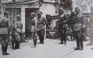 Ligne Maginot - PONT SAINT LOUIS (BARRAGE RAPIDE) - (Blockhaus pour canon) - Officiers italiens devant la barrière