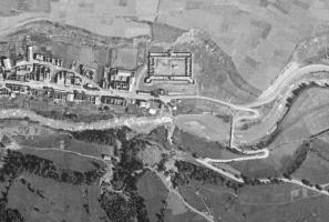 Ligne Maginot - QUARTIER NAPOLEON (QUARTIER MONT-CENIS) - (Camp de sureté) - Photo aérienne IGN de 1945, qui montre le quartier en ruine, avec juste en face le pont de la nationale détruit et plus loin le point provisoire.