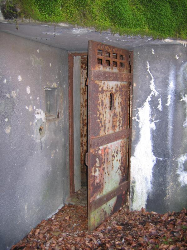 Ligne Maginot - Abri PC du EICHWALD - Ouvertures découpées dans la partie supérieure de la porte verrouillée par une guillotine