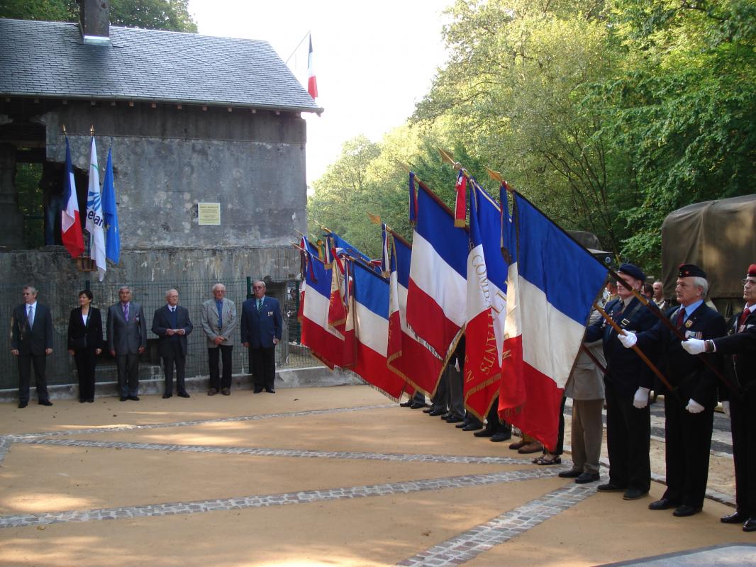Ligne Maginot - MF10 - M - BOIS DE SAINT MENGES - (Poste GRM - Maison Forte) - Monsieur HAINIGIE Marcel (4ème à gauche), seul survivant de la MF10 le 12 mai 1940. 
Photo prise en 2009.