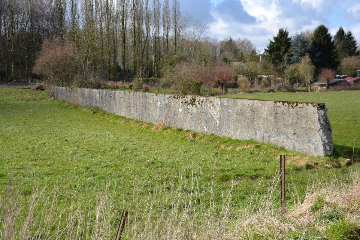 Ligne Maginot - Mur antichar de la Perche-Rompue - Le blockhaus de la Perche-Rompue se trouve vers la droite à 150 m.