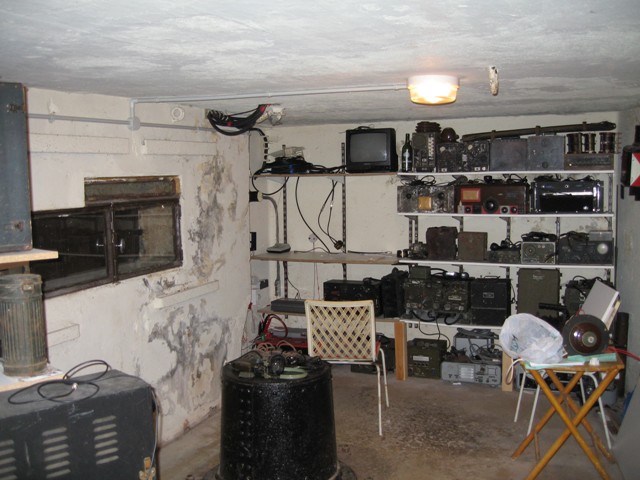 Ligne Maginot - Blockhaus Db 13 - L'intérieur du blockhaus utilisé comme  musée du matériel radio militaire (photo prise en 2006)
Noter la présence de l'embase de l'affût du canon.