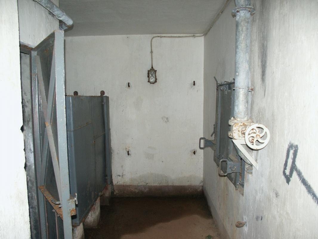 Ligne Maginot - LAVOIR - (Ouvrage d'artillerie) - Bloc 2
Etage intermédiaire
A droite, la trappe de la fosse de récupération des douilles
A gauche, les latrines et au fond le réservoir d'eau