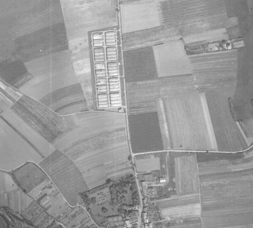 Ligne Maginot - POUILLY (Dépôt du Génie) - Les bâtiments de stockage et le mur d'enceinte sont bien visibles