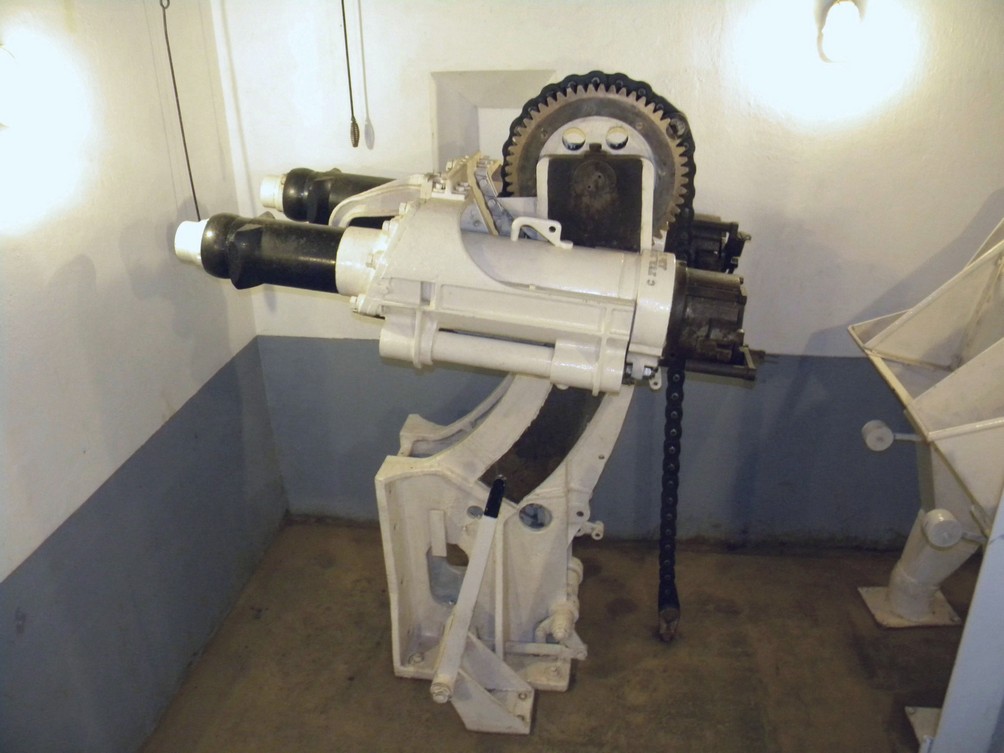 Ligne Maginot - Canon pour tourelle de 75 mm R 32 - Montage de deux tubes sur berceau prévu pour tourelle
Matériels provenant de l'ouvrage du Schiesseck
Musée de l'ouvrage de Schoenenbourg
