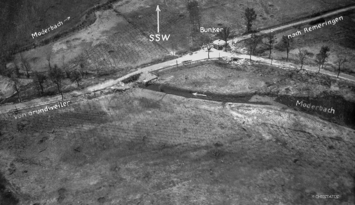 Ligne Maginot - R117 - REMERING - (Blockhaus pour arme infanterie) - Réseau bas dans la zone inondable à la sortie de Rémering. 03/07/1940