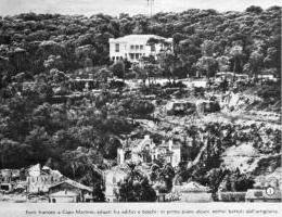 Ligne Maginot - CAP MARTIN - (Ouvrage d'artillerie) - Carte postale montrant l'ouvrage de Cap-Martin.
La légende précise : Fort français de Cap-Martin, situé parmi les bois et les habitations. Au premier plan,les bâtiments détruits par l'artillerie, les blocs de l'ouvrage sont bien visibles au second plan.