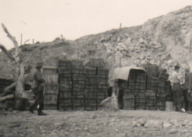 Ligne Maginot - Projectile de 81mm FA Mle 1936 RF - Empilement de caisses de munitions à l’extérieur du bloc 3 de Laudrefang