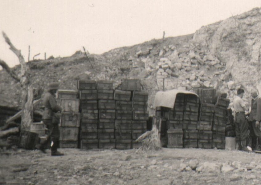 Ligne Maginot - LAUDREFANG - A37 - (Ouvrage d'infanterie) - Bloc 3
Juin ou juillet 1940
Lors d'une récupération de munitions
Noter les caisses bois pour munitions de mortier de 81mm