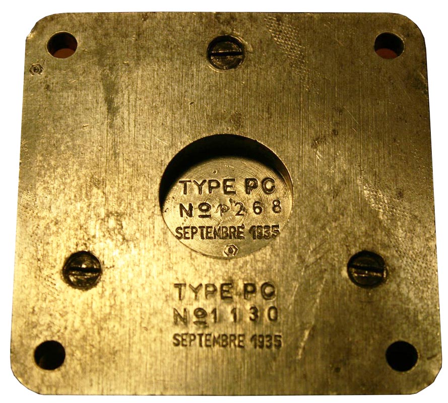 Ligne Maginot - Pendulette GEISMAR type PC - Vue de la face arriére avec les inscriptions 
sur le boitier et le socle support.
