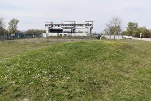 Ligne Maginot - Blockhaus du BARRAGE de KEMBS Est - talus sous lequel se trouve les reste de l'abri