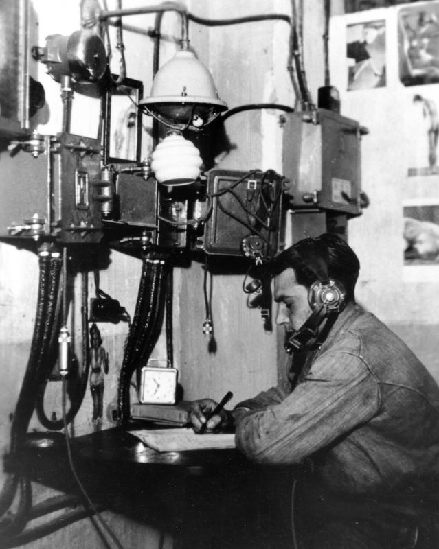 Ligne Maginot - Observatoire de Hatten - Bureau des observateurs, 
Postes téléphoniques étanches TM 32 dotés de casques avec laryngopghone. Noter la prise de connexion pour le  casque et l'utilisation d'un manchon interrupteur sur le poste au premier plan