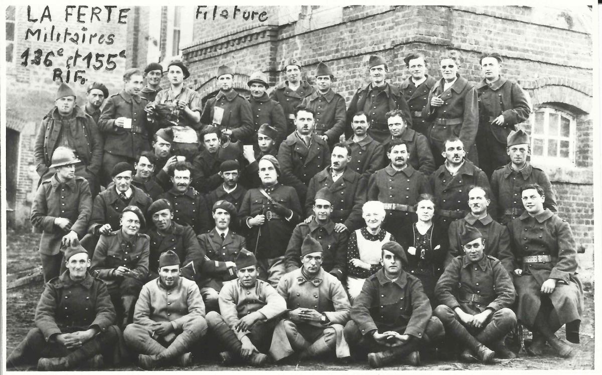Ligne Maginot - Troupe d'intervalle de l'ouvrage de La Ferté - Photo de groupe de troupe d'intervalle, le Lieutenant Laurent de la 2ème Compagnie du 136ème R.I.F. au milieu de ses hommes à la filature de La Ferté. La 2ème Compagnie était stationnée à la ferme de la Tuilerie, entre Sailly et Malandry. Le 136ème R.I.F. est issu du 1er Bataillon du 155ème R.I.F. à compter du 24 août 1939 au sous-secteur de Mouzon.