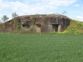 Ligne Maginot - Blockhaus Db29 - HAUT MORET - L'ouvrage posé en plein champ près de la Ferme de Praucourt, territoire de Doncourt les Longuyon
