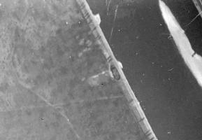 Ligne Maginot - Casemate 27/1 OCHSENKOPF Nord - Photo aérienne prise en 1933. Noter les panneaux de crue relevés.