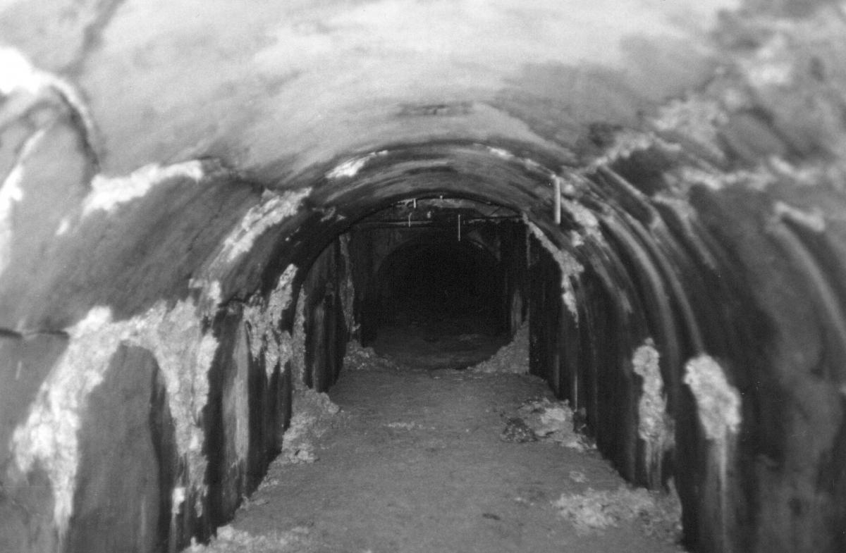 Ligne Maginot - CARANCA Nord (tunnel de) - Obstruction par la boue de la galerie d'accès au blockhaus frontal.