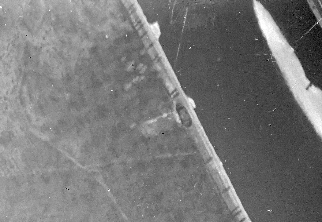 Ligne Maginot - Casemate 27/1 OCHSENKOPF Nord - Photo aérienne prise en 1933. Noter les panneaux de crue relevés.
