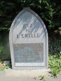 Ligne Maginot - B585 - RIEZ DE L'ERELLE - (Blockhaus pour canon) - Mémorial situé à proximité d'un oratoire de la rue Riez de l'Erelle.