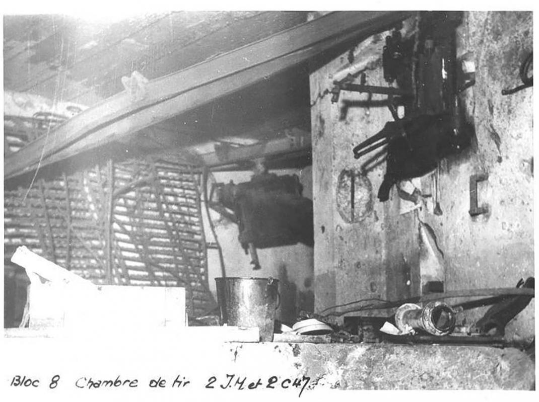 Ligne Maginot - Jumelage de fusils-mitrailleurs 24/29 - Photo d'un jumelage en place dans son créneau.
Seul le support est en place, les armes ont été retirées