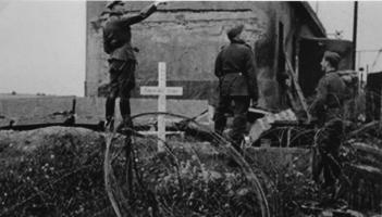 Ligne Maginot - SCHRECKLING (MF DE) - (Poste GRM - Maison Forte) - Photo prise après l'assaut, tombe provisoire  de l'un des assaillants