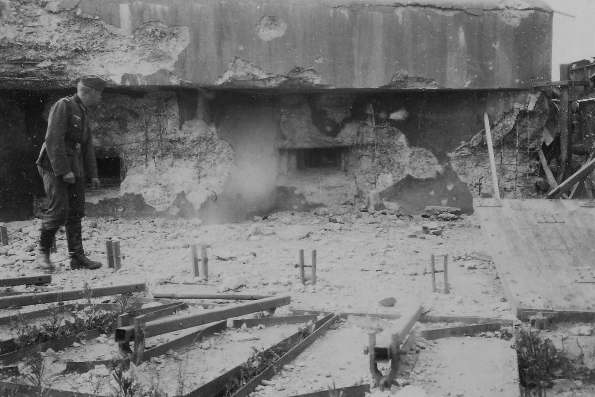 Ligne Maginot - Casemate de Fort Mortier - La chambre de tir gauche
Noter les panneaux de crue au sol
Source : Gardiens du Rhin 