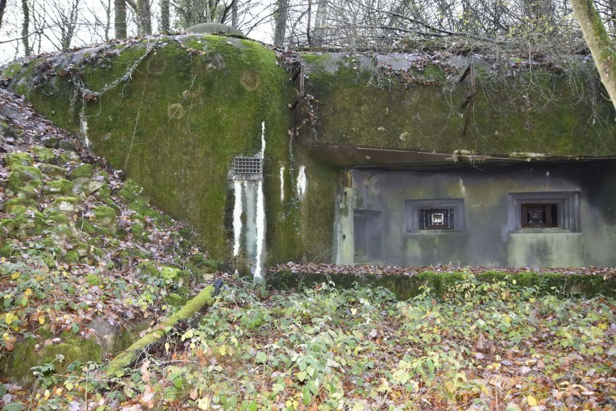 Ligne Maginot - GALGENBERG - A15 - (Ouvrage d'artillerie) - Bloc 2
Vue de la façade avec le coffre de défense du fossé diamant surmonté d'une cloche GFM