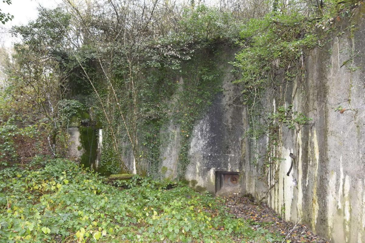 Ligne Maginot - OBERHEIDE - A14 - (Ouvrage d'infanterie) - Créneau FM casemate nord. Il se situe juste au-dessus du fossé diamant comblé.