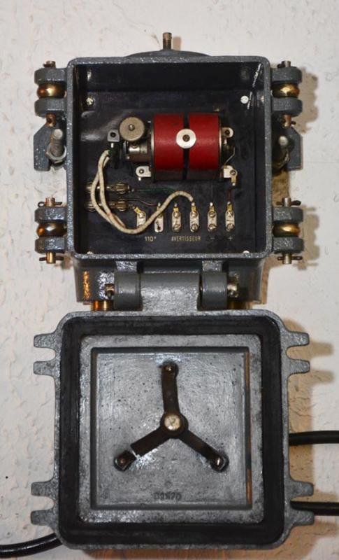 Ligne Maginot - Relais de sonnerie - Relais de sonnerie permettant d'interfacer les klaxons fonctionnant sur une tension secteur à partir des appareils téléphoniques ou des systémes d'alerte aux gaz.
ouvrage de Rorhbach