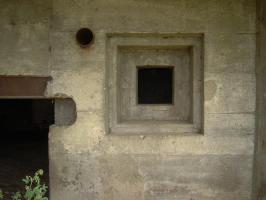 Ligne Maginot - CEZF-50 - SUR LA COTE - (Casemate d'infanterie - Double) - L'un des créneaux pour FM assurant la défense rapprochée des entrées