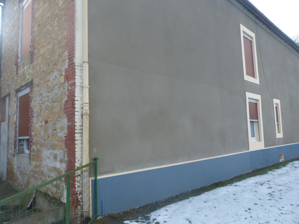 Ligne Maginot - VILLY 5 - FERME BODSON - (Blockhaus pour arme infanterie) - Le mur nord du blockhaus, on remarque l'emprise du bloc par rapport à la différence de texture du crépis.