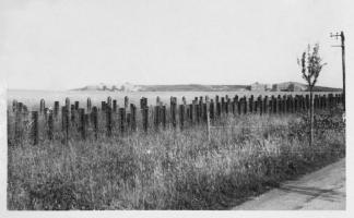 Ligne Maginot - SIMSERHOF - (Ouvrage d'artillerie) - De gauche à droite les blocs 6 et 4 vus depuis la route
Photo antérieure à 1944
Noter les pieux rajoutés au niveau du réseau antichar.