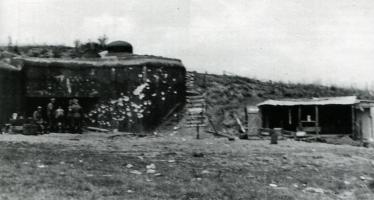 Ligne Maginot - Casemate C12 - Chénières Est - Juillet 1940 - La façade Est, avec les impacts datant de juin.