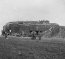 Ligne Maginot - Casemate C12 - Chénières Est - Juillet 1940 - La façade Est, avec soldats allemands.