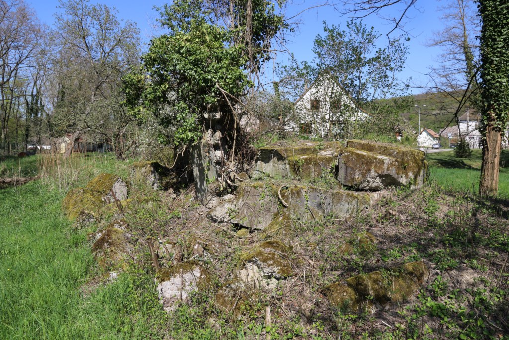 Ligne Maginot - Blockhaus PONT de LIMBOURG 1 - les ruines de la coupole droite