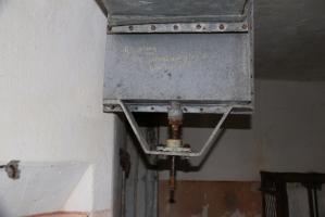 Ligne Maginot - Petit ouvrage du Berenbach - Bloc 2. Le volant a disparu. Mais la note de mise en garde est encore visible, non sans humour