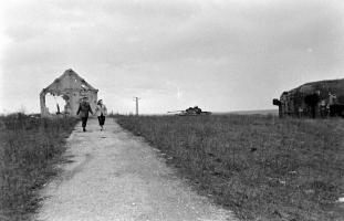 Ligne Maginot - BINING - (Casemate d'infanterie) -    Photo de la casemate après-guerre. Le Panther y est resté quelque années