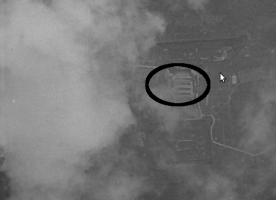 Ligne Maginot - FORT DU LOMONT - (PC de Secteur) - Fort du Lomont en 1940
A noter les constructions au nord; cercle noir. Il s'agit du casernement de temps de paix, prévu pour loger 161 hommes et servir de magasin d'artillerie, écurie...
identifiant de la mission
C3522-0061_1940_F3522_0216
cliché n°216
échelle: 1/19017
type de cliché: Argentique
date de prise de vue: 03/06/1940