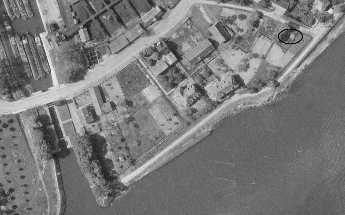 Ligne Maginot - G81 - (Blockhaus pour arme infanterie) - L'emplacement sur la photo correspond à l'emplacement sur la carte.

identifiant de la mission
C3721-0251_1947_CDP2472_2310
cliché n°2310
échelle: 1/5339
type de cliché: Argentique
date de prise de vue: 08/05/1947