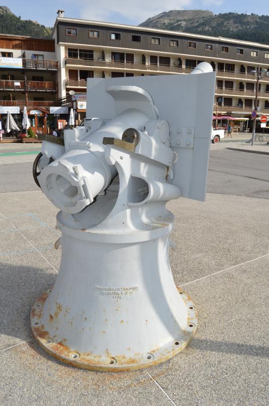 Ligne Maginot - MONTGENEVRE COL - CANON DE 95 DE CôTE POUR BLOC 8 DU JANUS - (Divers) - Canon de 95mm de côte semblable à ceux du  bloc 8 du JANUS visible au col du Montgenèvre
Seul le bouclier provient de l'ouvrage