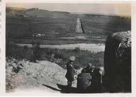 Ligne Maginot - MICHELSBERG - A22 - (Ouvrage d'artillerie) - Bloc 2.
Fossé antichar entre l'ouvrage et le Mont des Welsches  (au fond à gauche)