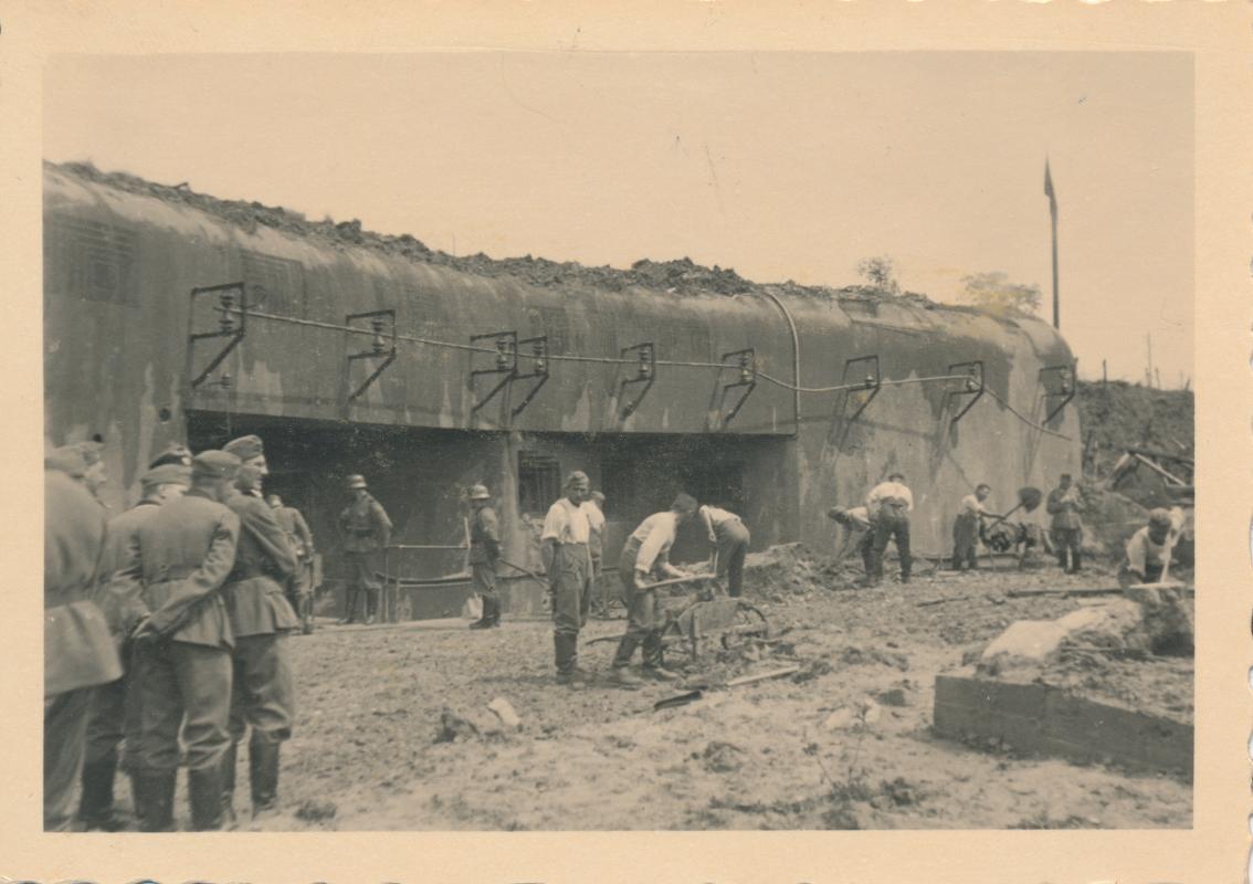 Ligne Maginot - SCHOENENBOURG - (Ouvrage d'artillerie) - Entrée des hommes, 1940.