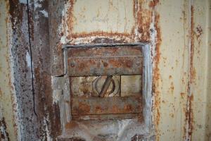 Ligne Maginot - KOBENBUSCH  - A13 - (Ouvrage d'artillerie) -    EM - Intérieur d'un créneau FM de façade.
Les écrous ont disparu.