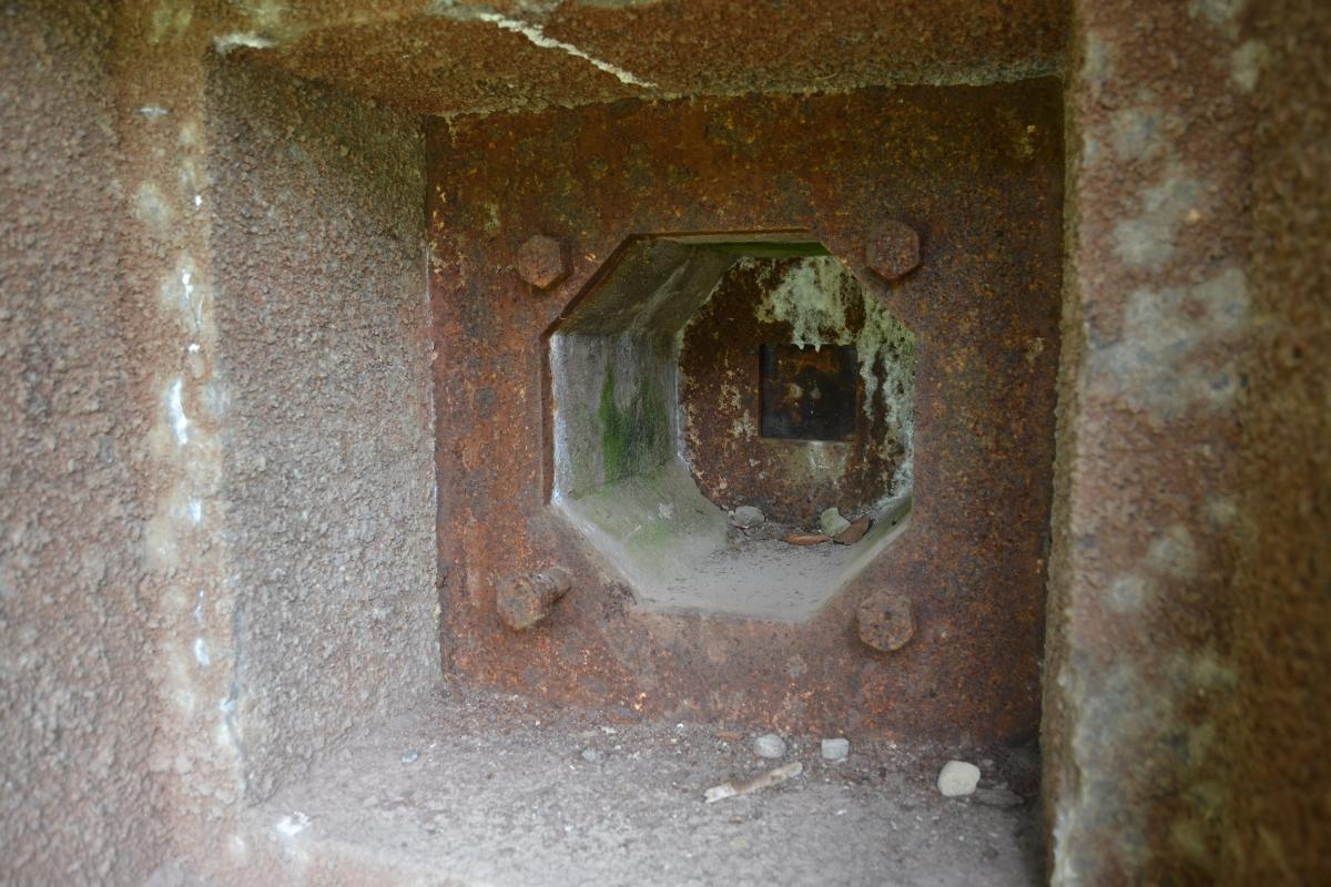 Ligne Maginot - KOBENBUSCH  - A13 - (Ouvrage d'artillerie) - EM - Créneau FM extérieur.
Curieusement les deux boulons inférieurs ne sont pas serrés en contact avec la plaque.