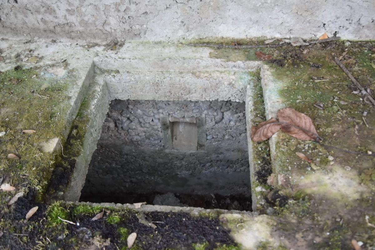 Ligne Maginot - PA DE SIERENTZ OUEST 2 - (Blockhaus pour arme infanterie) - La fosse à douilles. Les deux goulottes d'évacuation des douilles arrivent dans cette fosse.
