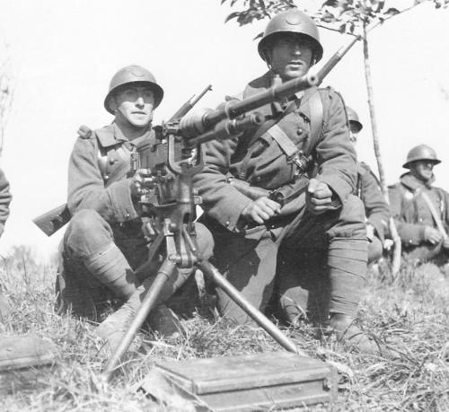 Ligne Maginot - Mitrailleuse Hotchkiss 8mm mle 1914 - Une mitrailleuse Hotchkiss 8mm et ses servants.